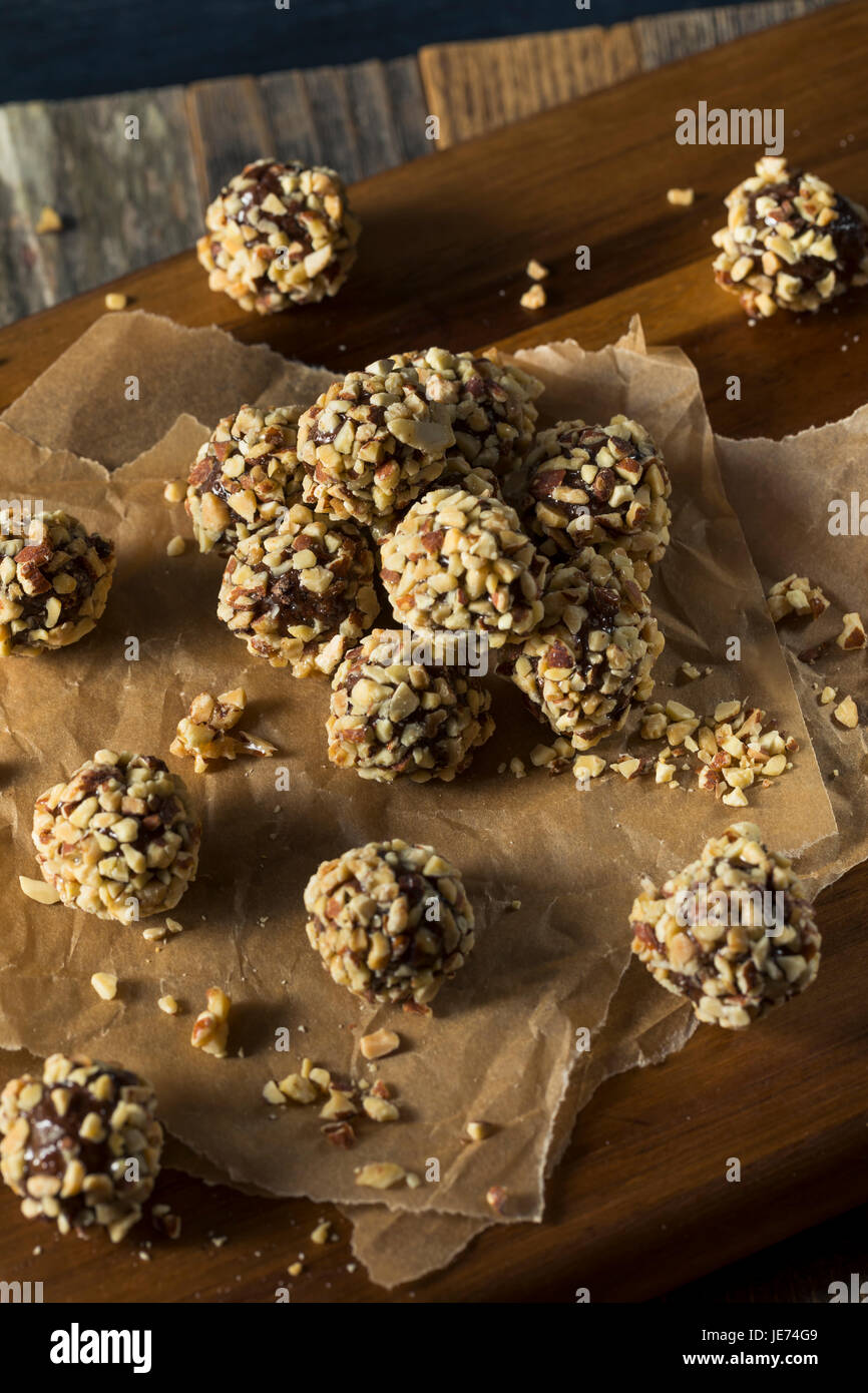 Des matières premières Sans Gluten saine morsures date avec la cerise et le Chocolat Banque D'Images