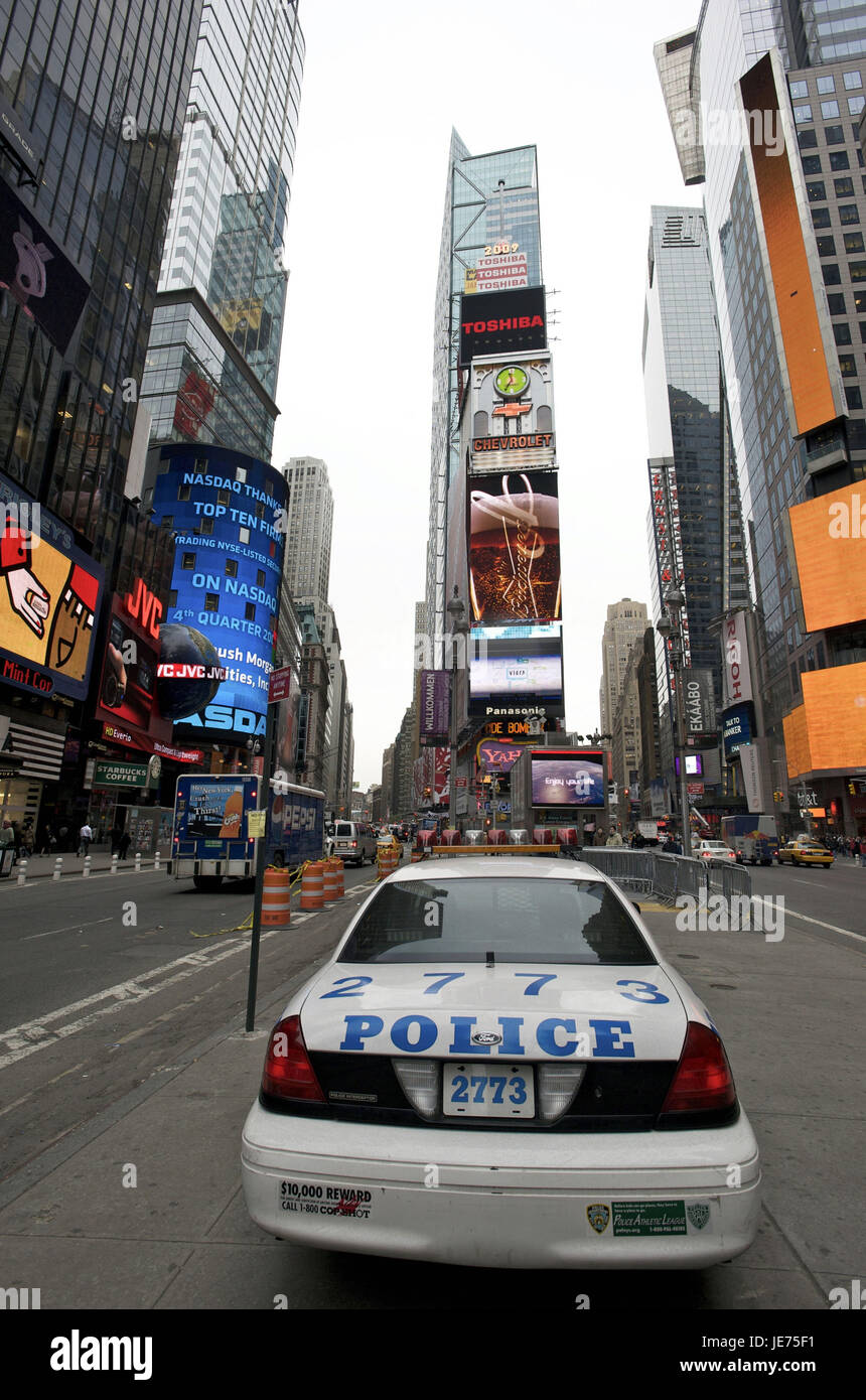 Les USA, l'Amérique, New York, Manhattan, Times Square, voiture de police à l'avant-plan, Banque D'Images