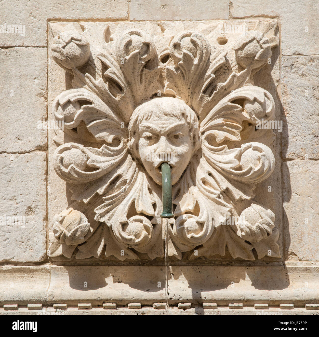 Plaque de la Gargouille et conduite d'eau sur la grande fontaine d'Onofrio à l'intérieur des murs de la vieille ville de Dubrovnik en Croatie Banque D'Images