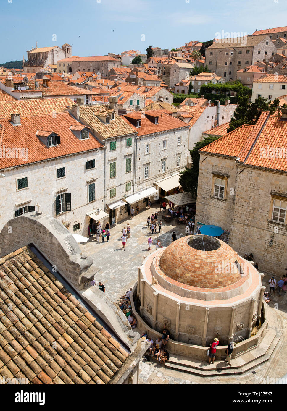 Vue depuis la grande muraille entourant la belle ville médiévale de toit rouge et de Dubrovnik, sur la côte dalmate de la Croatie Banque D'Images