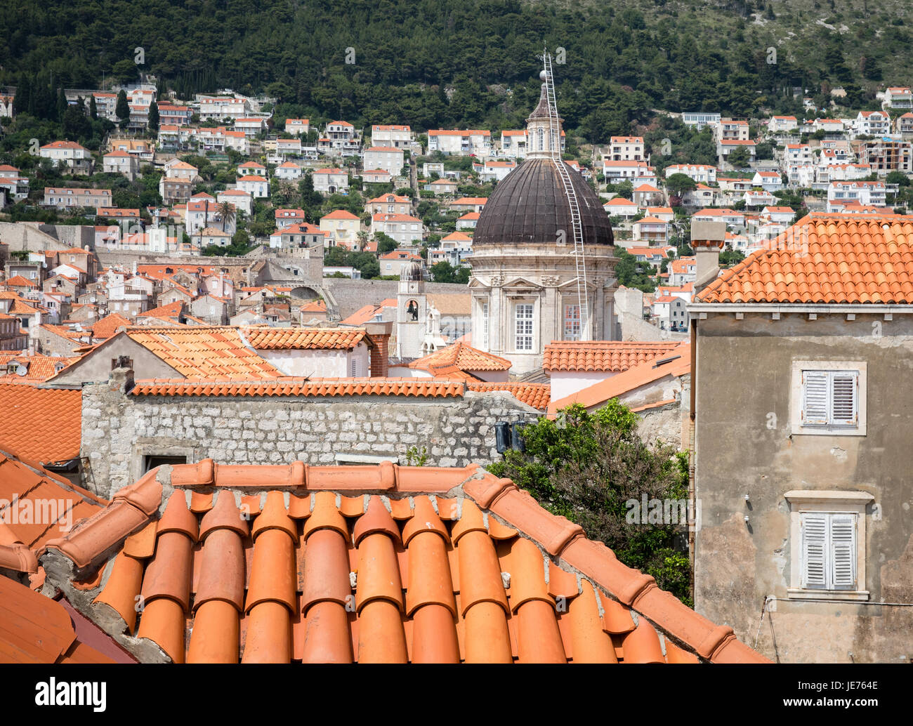 Vue depuis la grande muraille entourant la belle ville médiévale de toit rouge et de Dubrovnik, sur la côte dalmate de la Croatie Banque D'Images