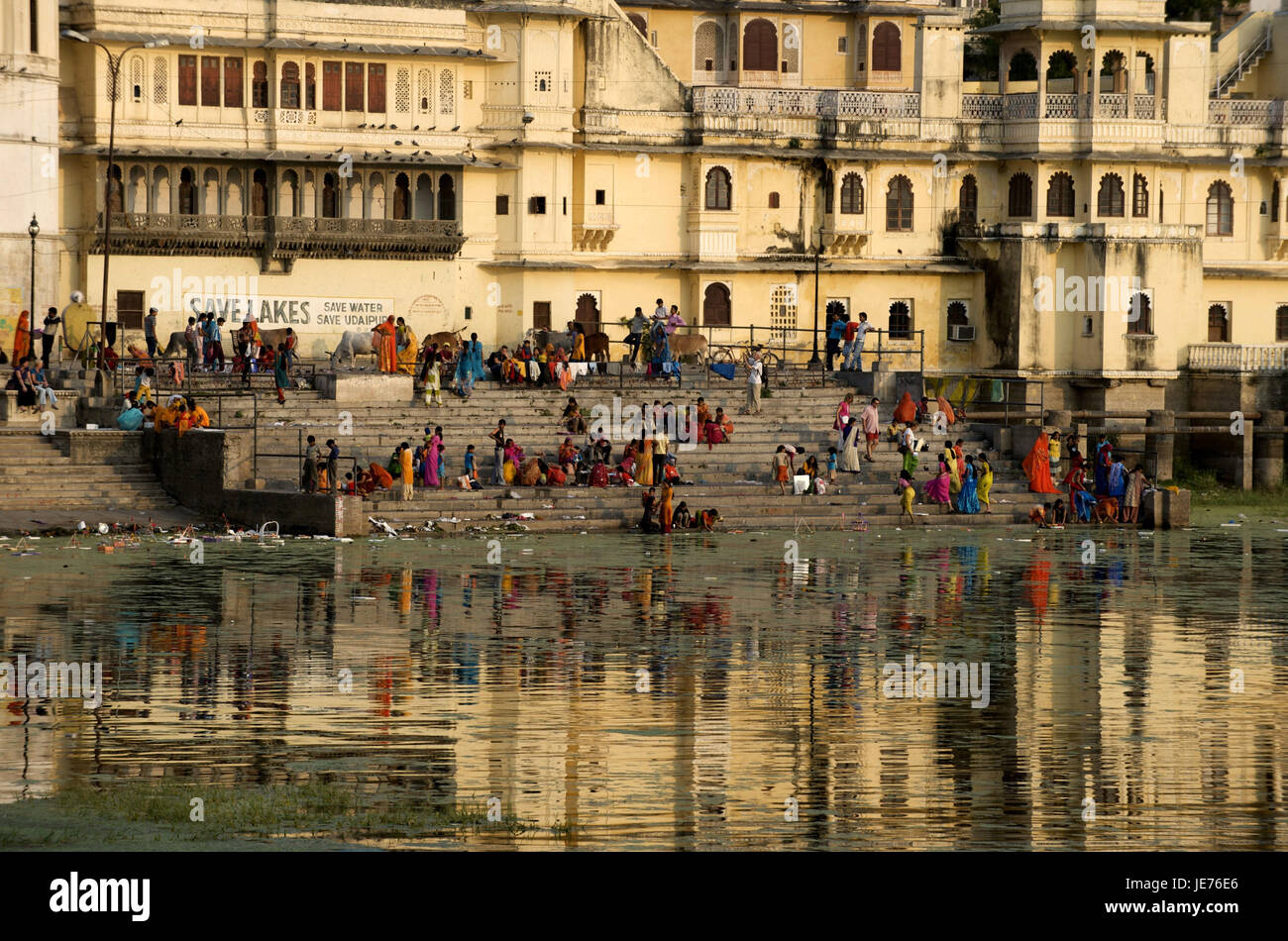 L'Inde, Rajasthan, Udaipur, Naoghat, personne sur le rivage, Banque D'Images