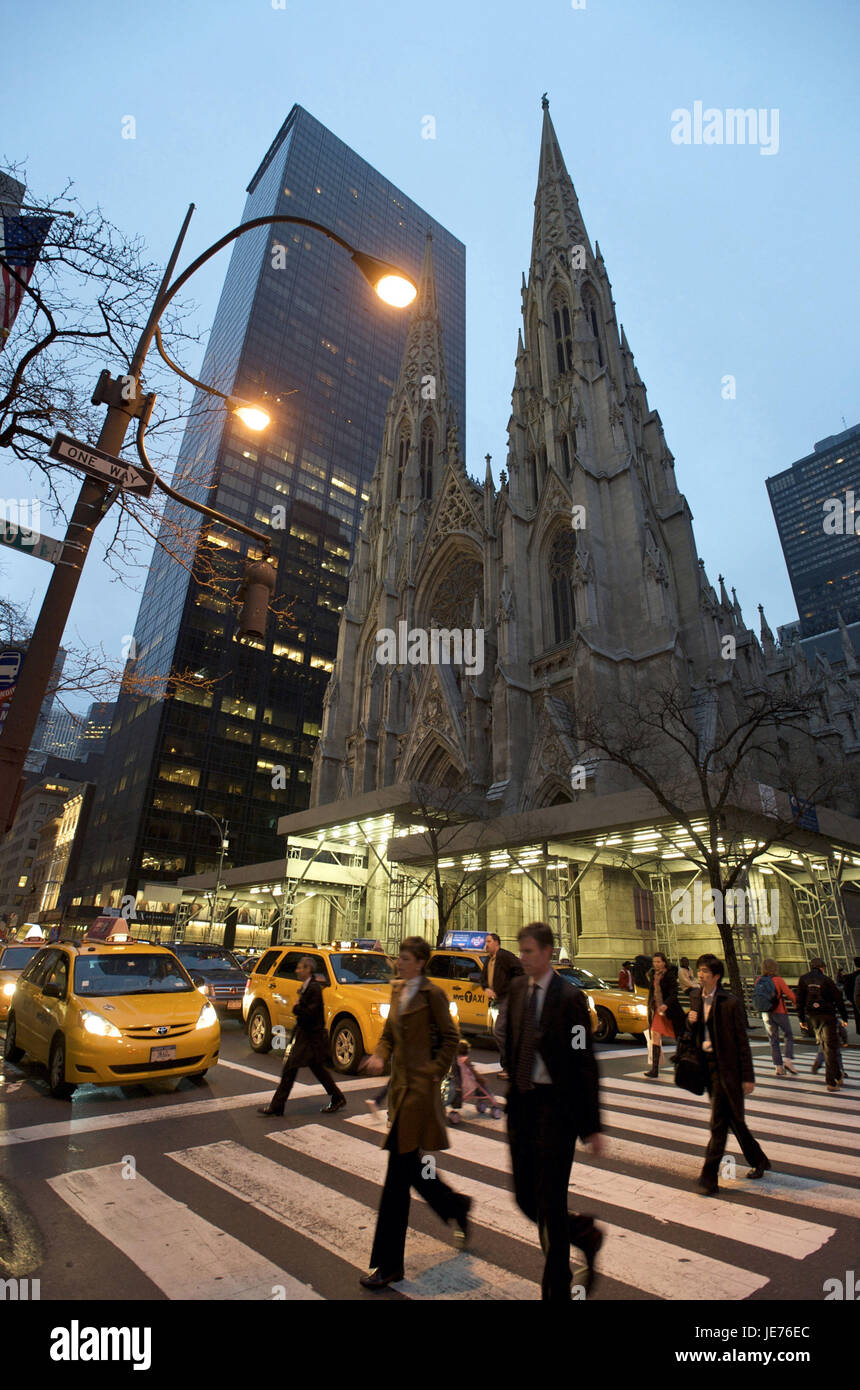 Les USA, l'Amérique, New York, Manhattan, la cathédrale de Saint Patrick dans la soirée, Banque D'Images