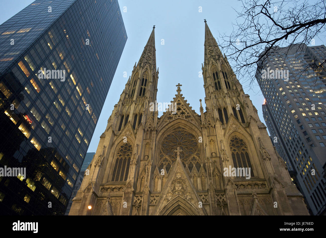 Les USA, l'Amérique, New York, Manhattan, la cathédrale Saint Patrick et des tours, Banque D'Images