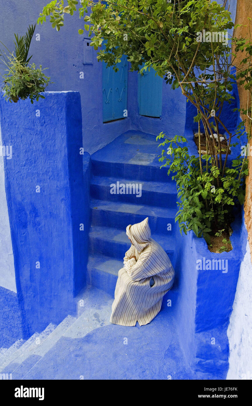 Le Maroc, Chefchaouen, Lane, escaliers, bleu, l'homme, assis, sur le côté, l'Afrique, maison, édifice, maison mur défensif, muraille, style architectural, l'architecture, réglage couleur, point d'intérêt, personne, locale, de l'enveloppe, Hood, Djellaba, Banque D'Images