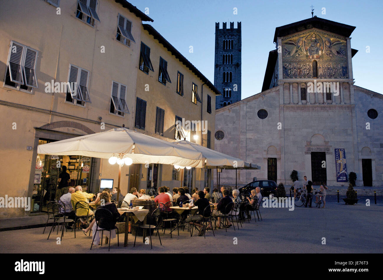 Italie, Toscane, Lucca, s'asseoir sur l'espace devant l'église San Frediano la nuit, Banque D'Images