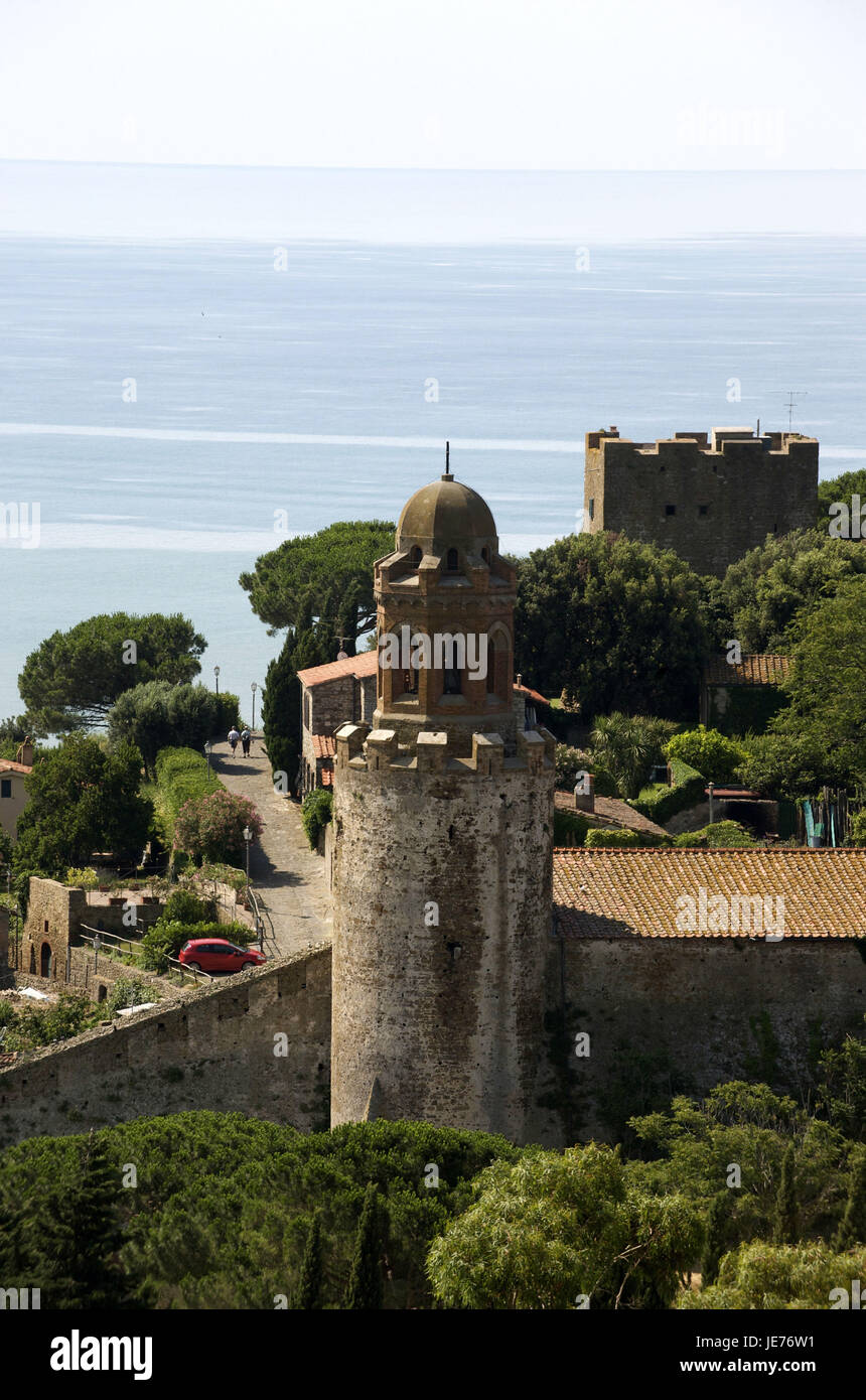 L'Italie, la Toscane, la Maremma, Castiglione della Pescaia, château de l'avant-plan, Banque D'Images