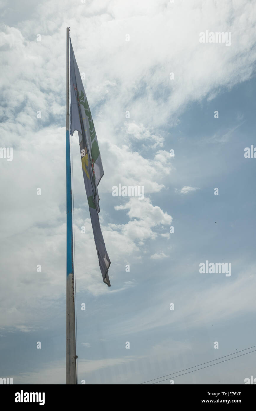 Drapeau kurde à un point de contrôle dans la zone contrôlée par kurde de Syrie. Banque D'Images