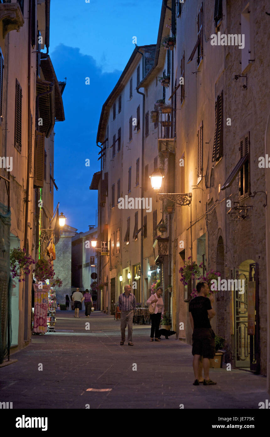 L'Italie, la Toscane, la Maremma, Massa Marittima, Vieille Ville avec les touristes dans la soirée, Banque D'Images