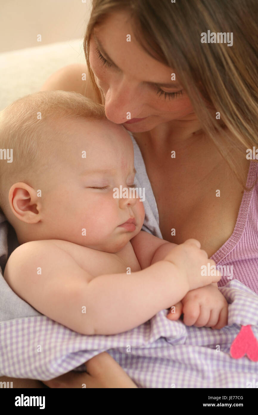 Ecrou Bebe 4 Mois Le Sommeil Sourire Interieur Filles Personnes Femme Suture Touch Portrait Gondole Heureusement Maintenez La Tendresse La Securite L Amour Maternel Le Bras Photo Stock Alamy