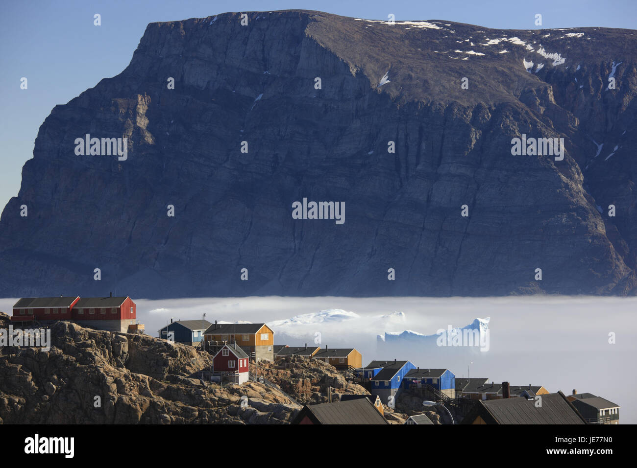 Le Groenland, l'Uummannaq, paysages côtiers, maisons résidentielles, brouillard, icebergs, le nord du Groenland, la destination, l'Arctique, les montagnes, E), Désert, mer, vagues, rochers, mystiquement rocky, peu abondantes, maisons, maisons résidentielles, Steilwand, Banque D'Images