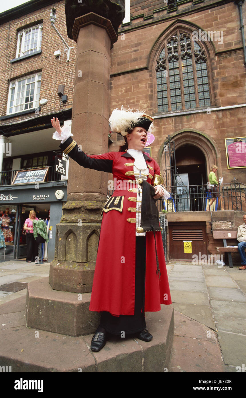 La Grande-Bretagne, l'Angleterre, Cheshire, Chester, femme, costume, ville bawler, modèle relâché, l'Europe, la ville, la destination, le lieu d'intérêts, le tourisme, la personne, à l'extérieur, pilier, touristiques, les sections locales, doublure, historiquement, ancienne, crieur public, Ausruferin, news, rallye, le socle, le corps tout entier, Banque D'Images