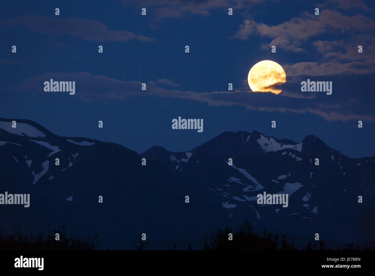 Coloré, spectaculaire, la lune se lever sur la montagne enneigée peaks avec les nuages, s'écoulant en striating la lune Banque D'Images Coloré, spectaculaire, la lune se lever sur la montagne enneigée peaks avec les nuages, s'écoulant en striating la lune Banque D'Images