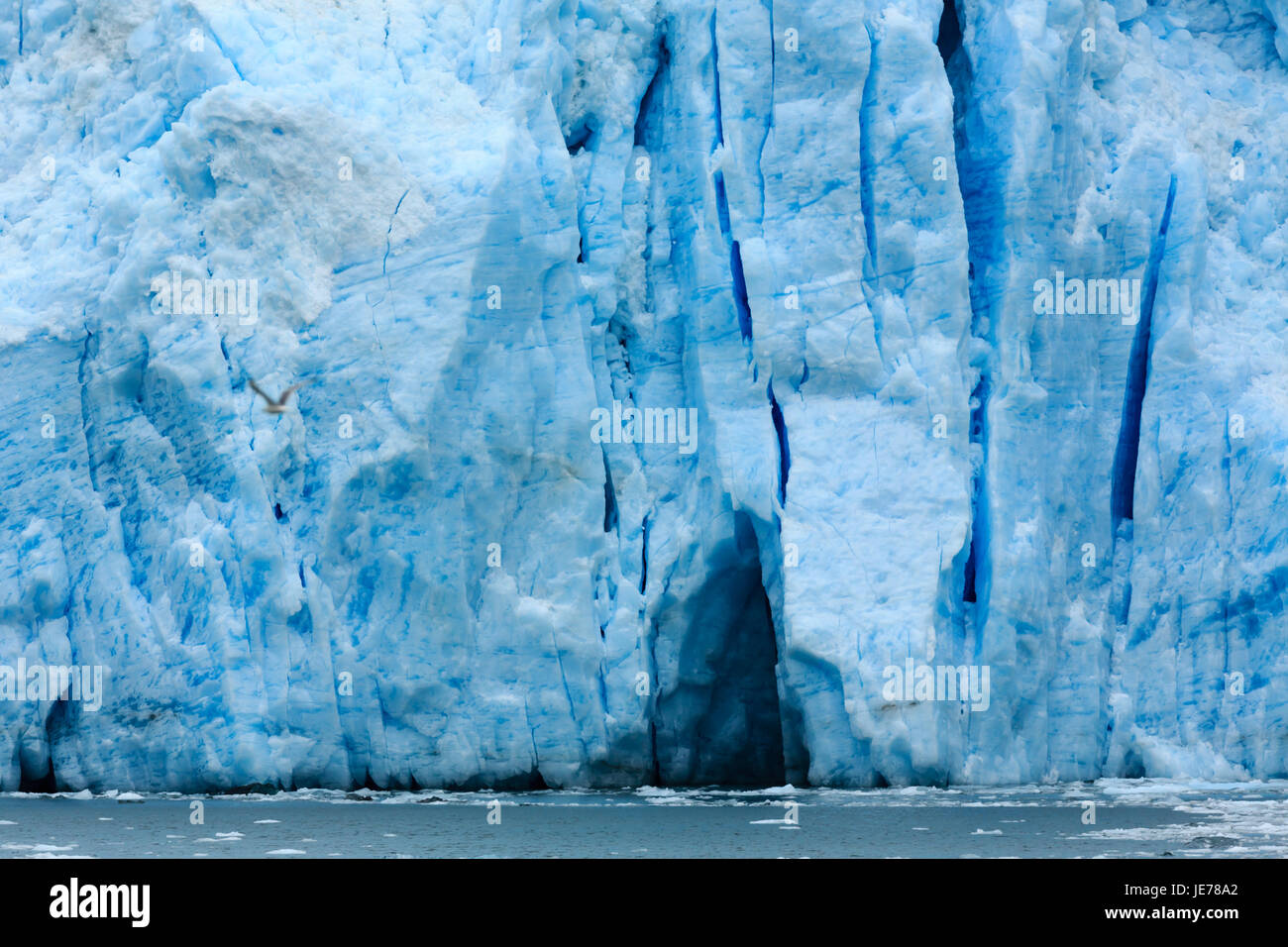 Des fissures dans la glace bleue descendre dans les eaux de l'océan création tendance intéressante de formations de glace et des grottes Banque D'Images