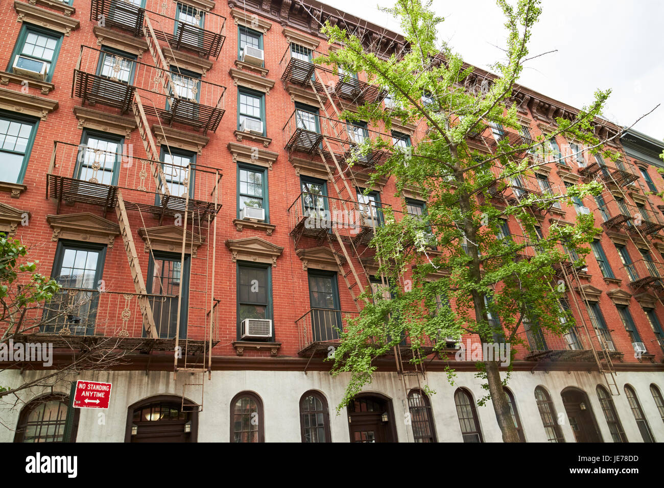 Appartement de bas étages en brique rouge avec des blocs de secours externe Greenwich village New York City USA Banque D'Images