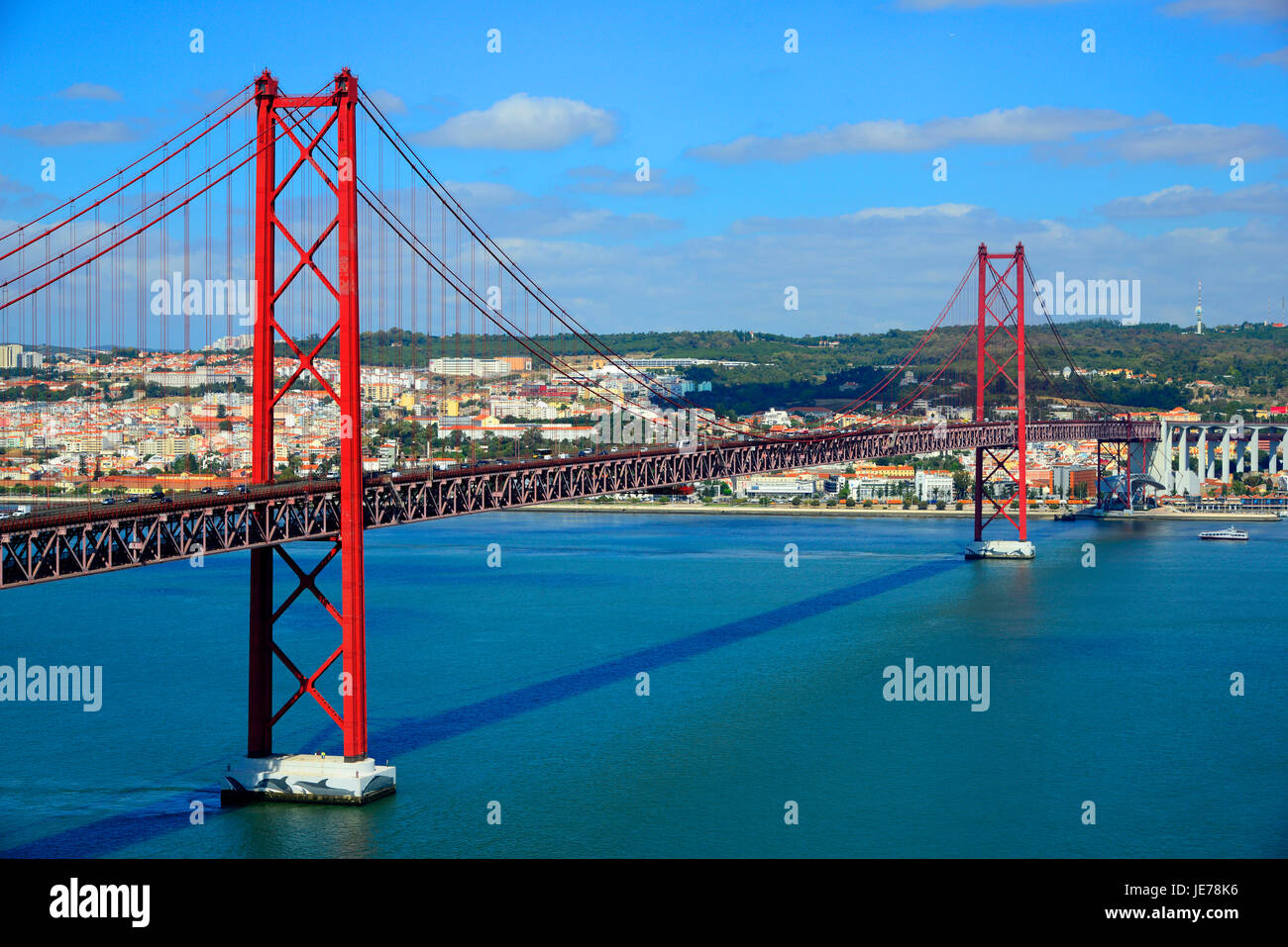 25 avril Pont sur le Tage et Lisbonne Portugal Almada eu Europe Banque D'Images