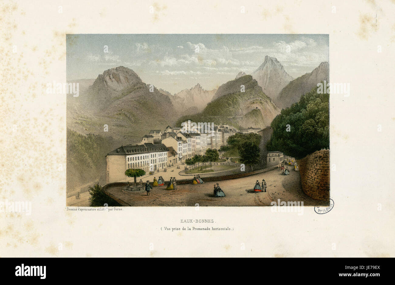 Cette vue panoramique sur eaux-bonnes, une station balnéaire dans les Pyrénées françaises, montre un paysage panoramique pris depuis la promenade horizontale. L'image capture la beauté de l'environnement naturel et l'architecture de la station. Banque D'Images