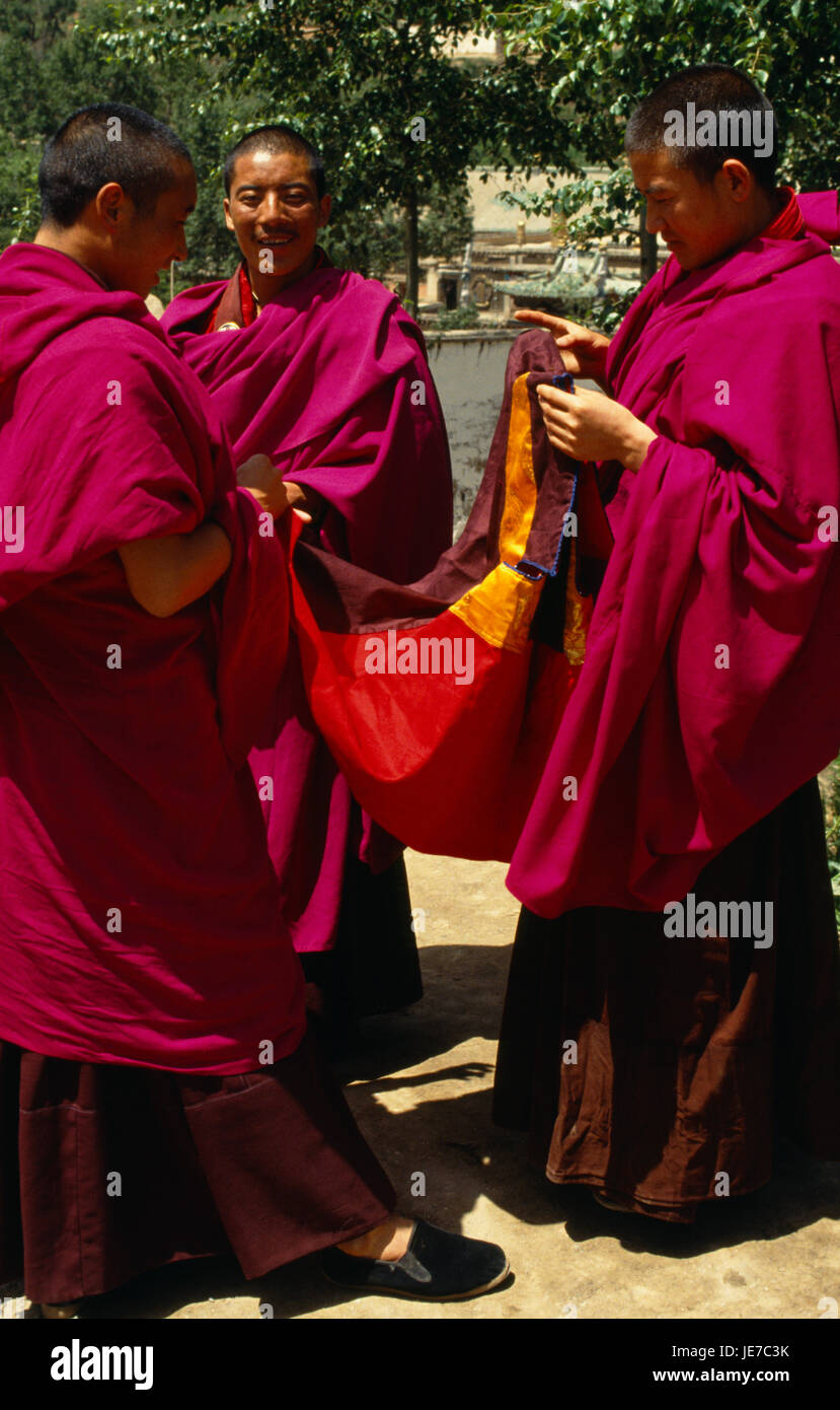 La Chine, le Qinghai, Ta er Si, moines tibétains l'inspection des longueurs de matériau. Banque D'Images