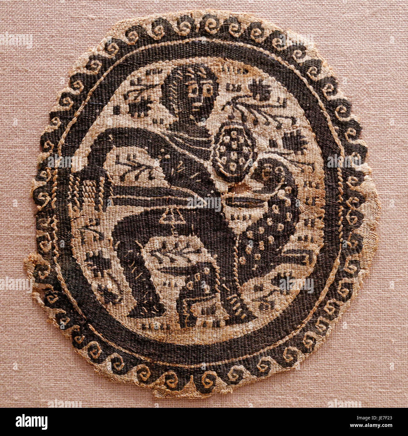 Cette tapisserie copte, exposée au MBA de Rennes, est une pièce d'art textile antique originaire d'Egypte. Connue pour ses dessins complexes, la tapisserie met en valeur le style artistique distinctif des tisserands coptes au début de la période chrétienne en Égypte. Banque D'Images