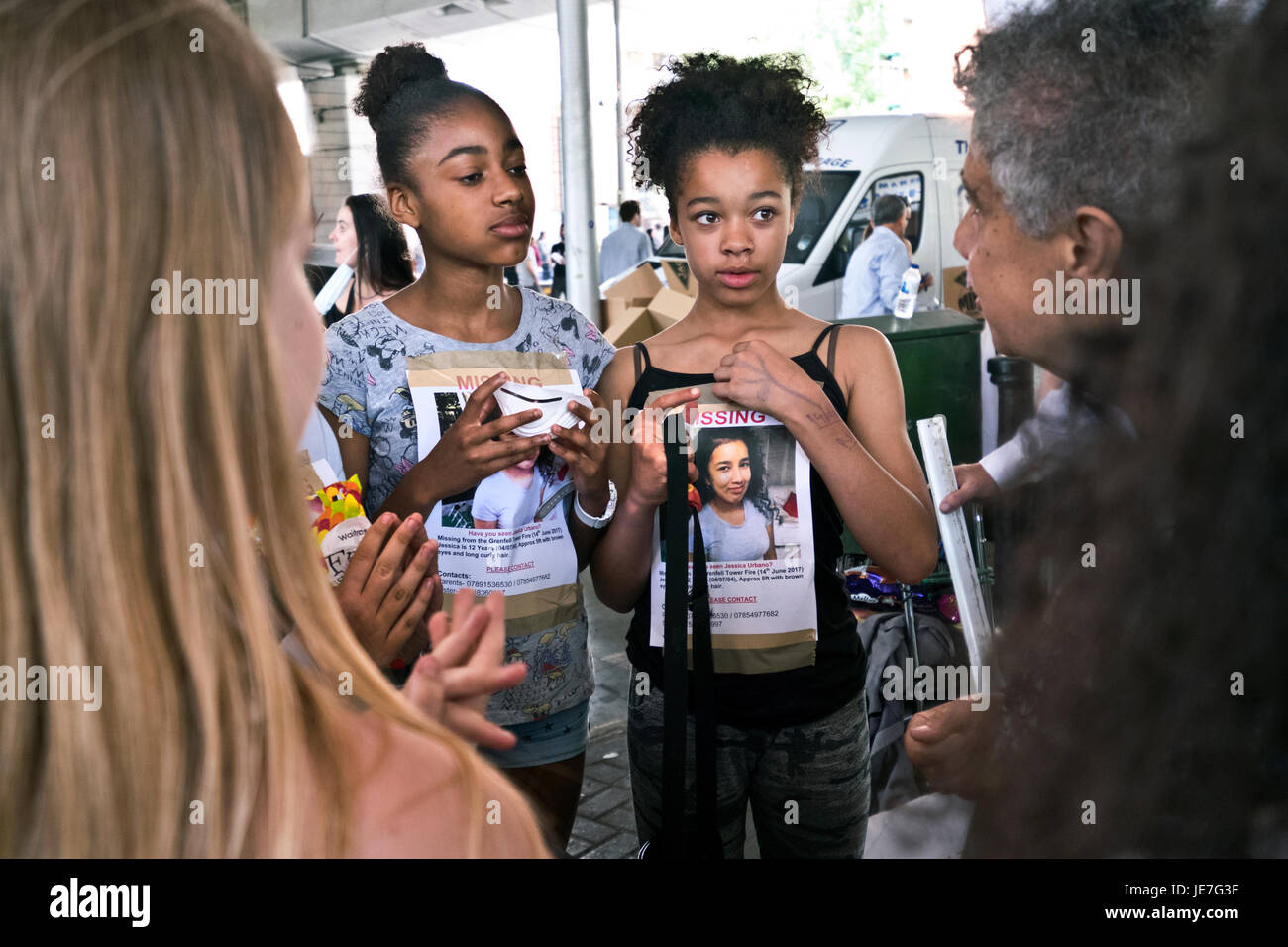 Résident de deuil sur le site de la tour Grenfell après elle a été brûlé Banque D'Images