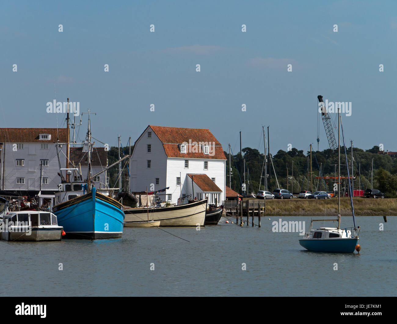 Le front de mer à Woodbridge avec son moulin à marée, sur la pittoresque rivière Deben, Woodbridge, Suffolk, Angleterre, RU Banque D'Images