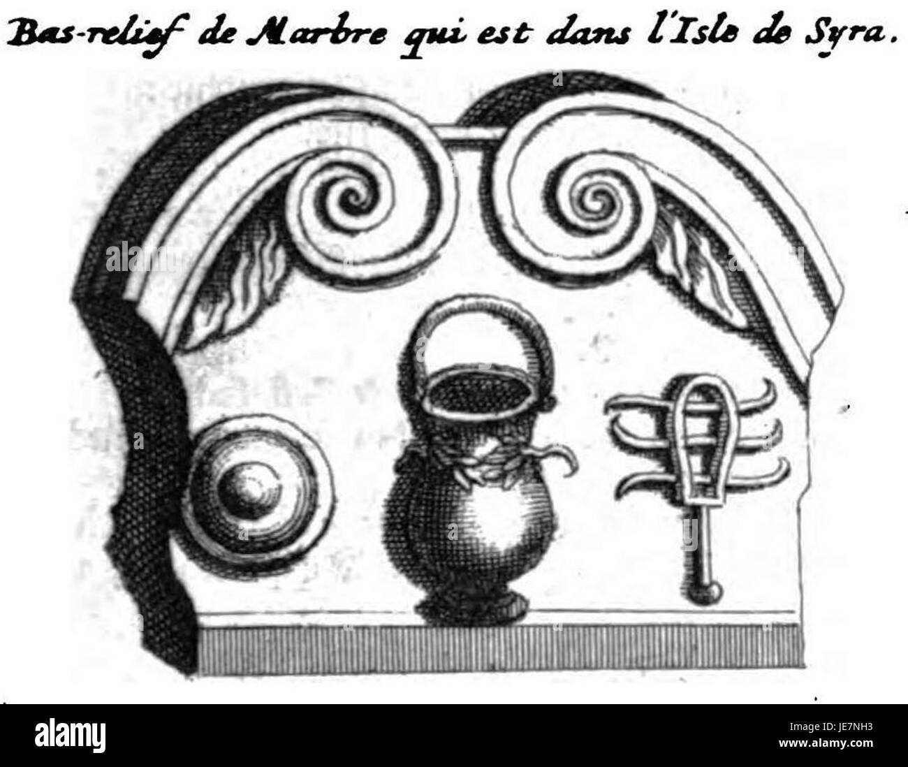 L'image montre un bas-relief en marbre situé sur l'île de Syra, en Grèce, un artefact historique documenté dans un récit de voyage du Levant. Banque D'Images