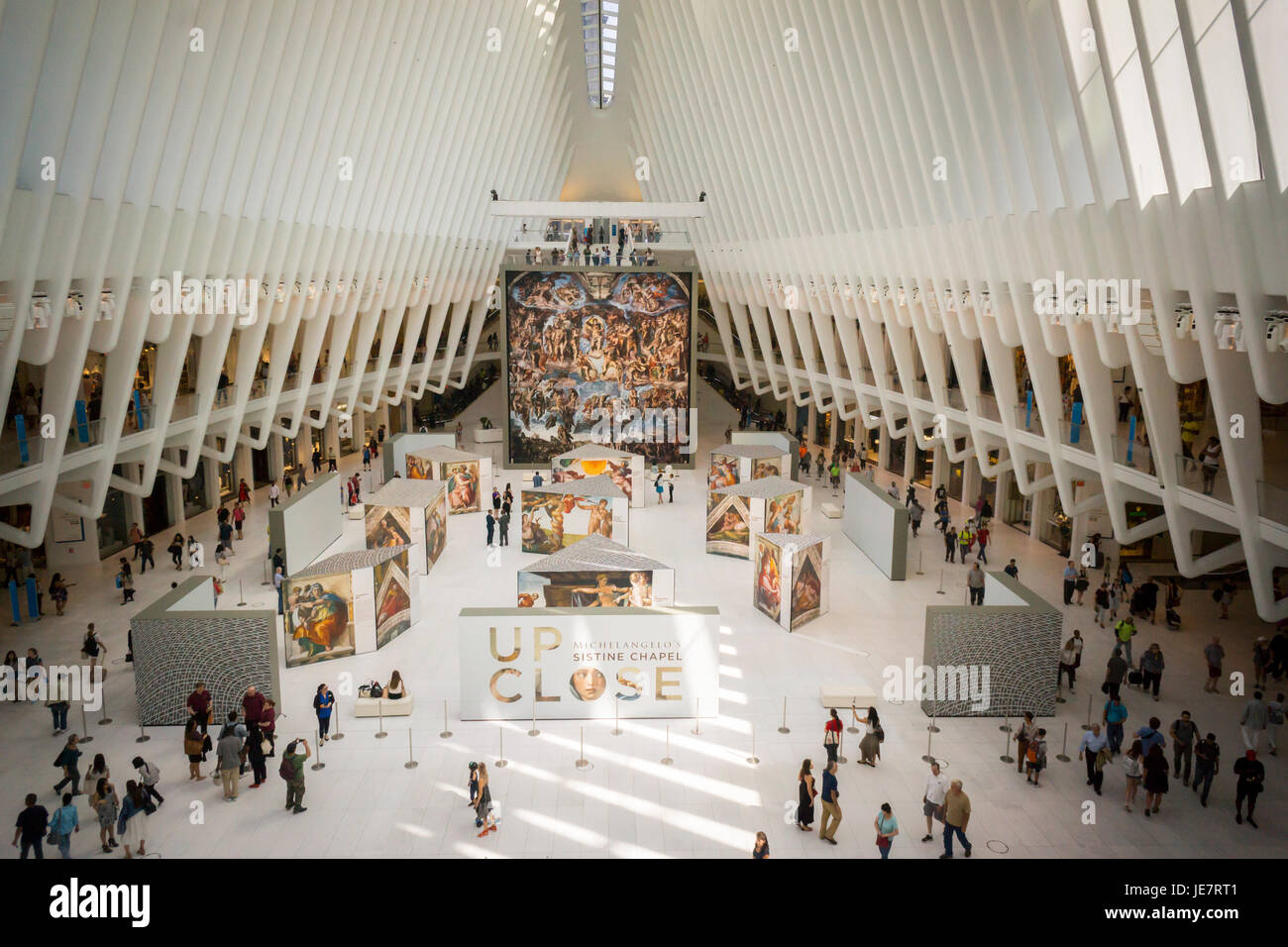 New York, USA. 22 Juin, 2017. Près de life-size des reproductions de fresques de la Chapelle Sixtine de Michel-Ange sont vus sur l'écran dans l'Oculus dans le World Trade Center Transportation Hub