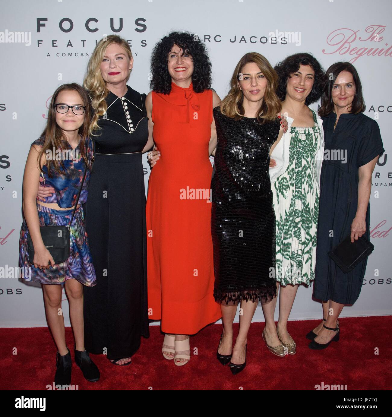 New York, NY, USA. 22 Juin, 2017. Oona Laurence, Kirsten Dunst, Tamara Jenkins, Sofia Coppola, Sarah Flack, invité aux arrivées pour la séduisit Projection spéciale, Metrograph, New York, NY 22 juin 2017. Credit : RCF/Everett Collection/Alamy Live News Banque D'Images