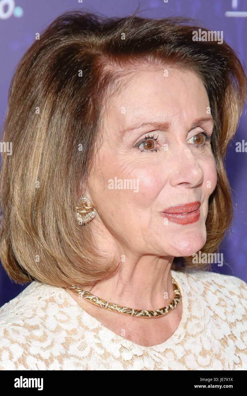 New York, NY, USA. 22 Juin, 2017. Nancy Pelosi aux arrivées pour LOGO'S Trailblazer avec spécialisation, la cathédrale de Saint John the Divine, à New York, NY, le 22 juin 2017. Crédit : Jason Mendez/Everett Collection/Alamy Live News Banque D'Images