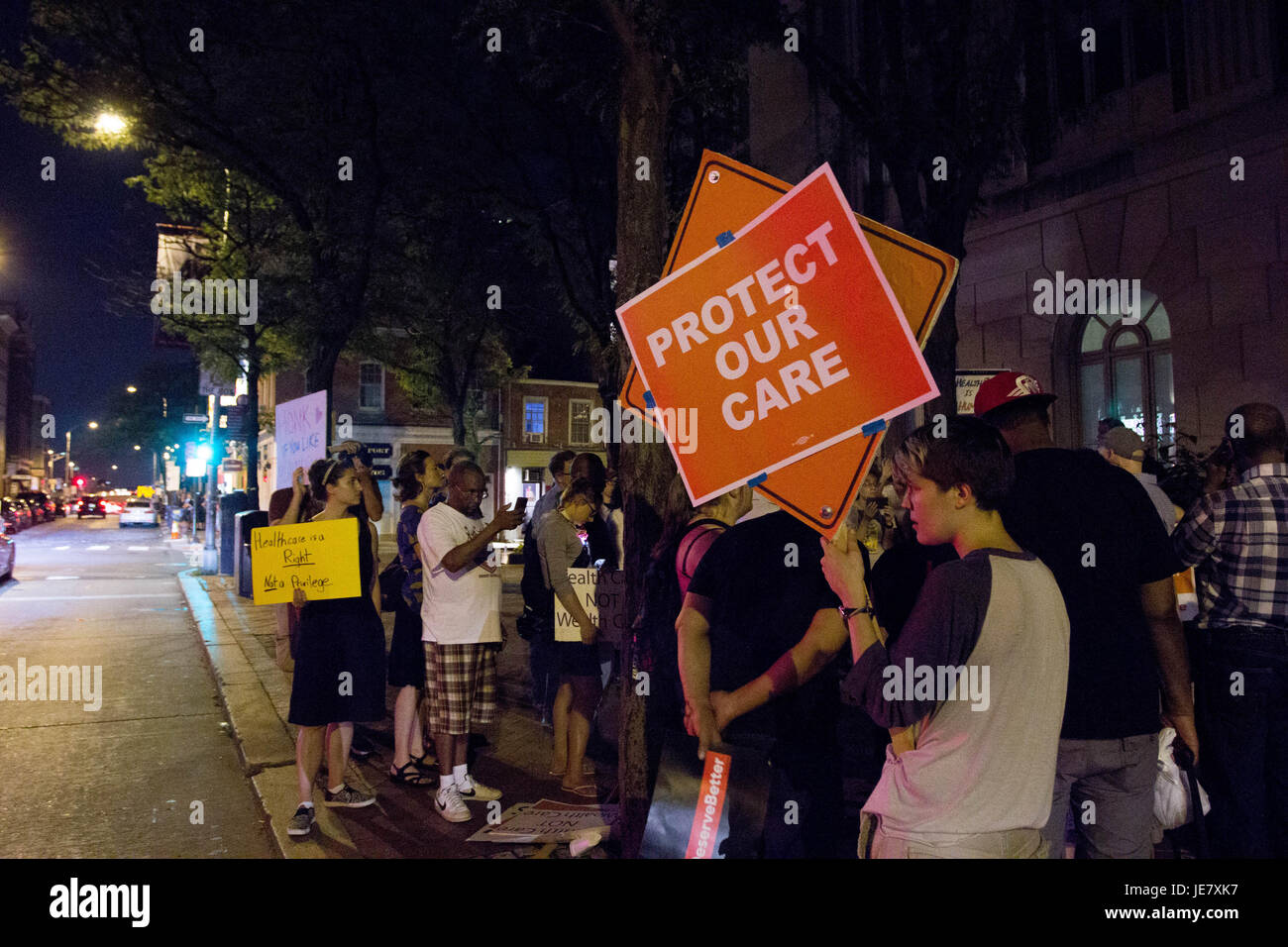 Philadelphie, USA. 22 Juin, 2017. Les manifestants se rassemblent devant le bureau du sénateur américain Pat Toomey (R-PA) pour une veillée de fin de soirée pour protester contre le plan de réforme des soins de GOP, le jeudi 22 juin 2017. Crédit : Michael Candelori/Alamy Live News Banque D'Images