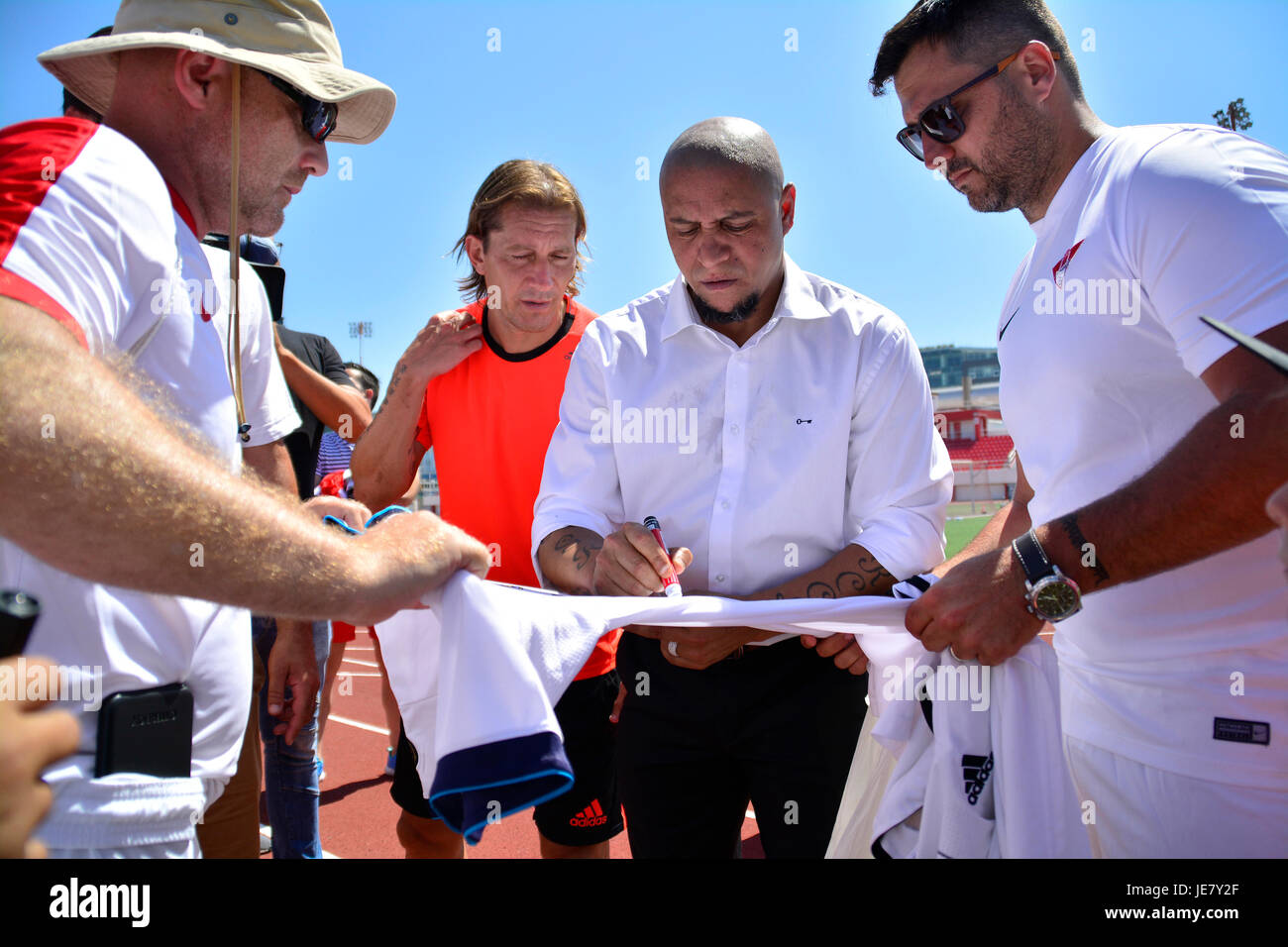 Gibraltar - 22 juin 2017 - L'Ancien et du Real Madrid Espagne international Michel Salgado a pris en charge le premier Gibraltar United FC essais jeunesse après la prise en charge du club. L'ancien international passer deux heures sous un soleil de plomb en désignant parmi les jeunes joueurs avant qu'ils ont été traités à un guest dans champion du monde, le Brésilien Robero Carlos. Crédit : Stephen Ignacio/Alamy Live News Banque D'Images