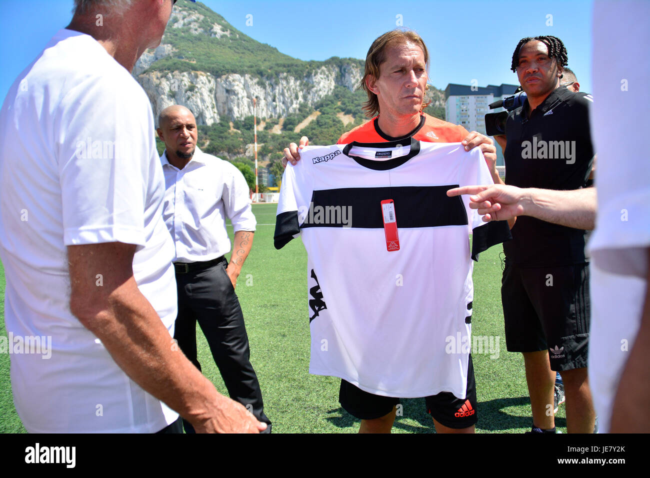 Gibraltar - 22 juin 2017 - L'Ancien et du Real Madrid Espagne international Michel Salgado a pris en charge le premier Gibraltar United FC essais jeunesse après la prise en charge du club. L'ancien international passer deux heures sous un soleil de plomb en désignant parmi les jeunes joueurs avant qu'ils ont été traités à un guest dans champion du monde, le Brésilien Robero Carlos. Crédit : Stephen Ignacio/Alamy Live News Banque D'Images