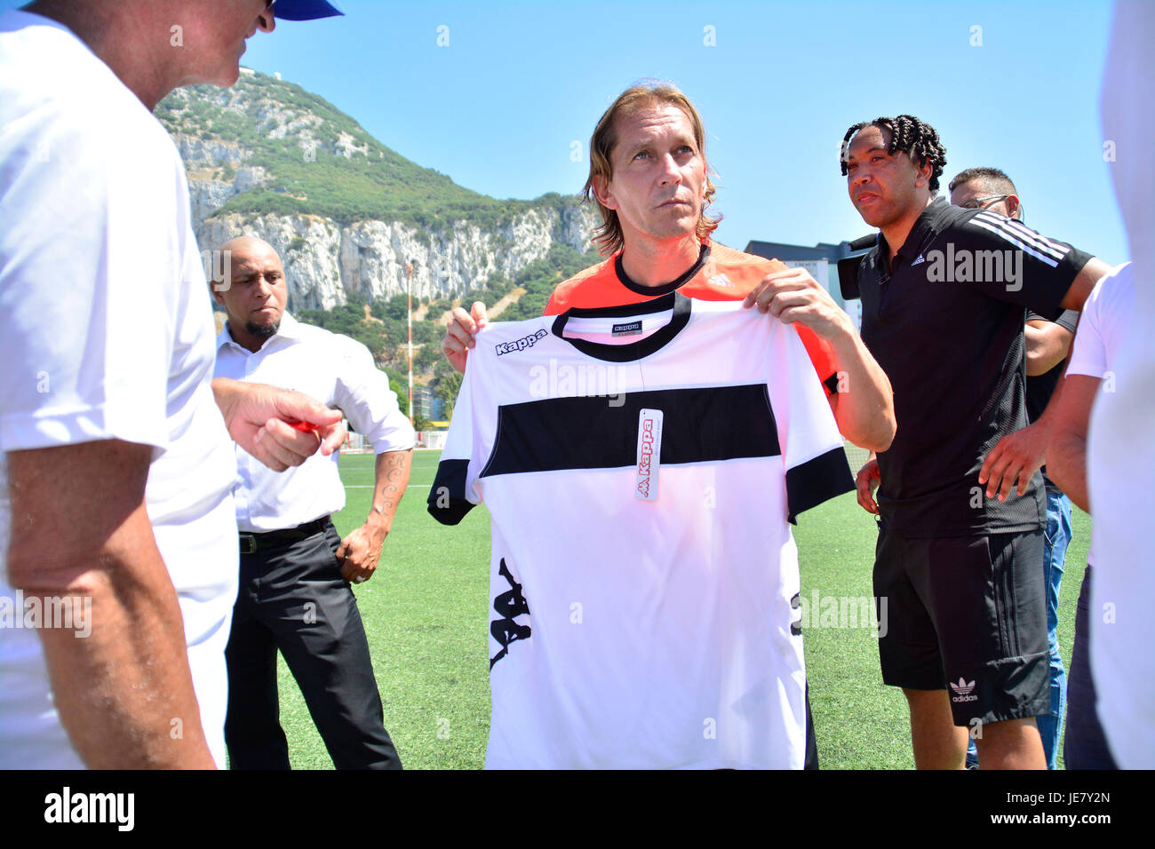 Gibraltar - 22 juin 2017 - L'Ancien et du Real Madrid Espagne international Michel Salgado a pris en charge le premier Gibraltar United FC essais jeunesse après la prise en charge du club. L'ancien international passer deux heures sous un soleil de plomb en désignant parmi les jeunes joueurs avant qu'ils ont été traités à un guest dans champion du monde, le Brésilien Robero Carlos. Crédit : Stephen Ignacio/Alamy Live News Banque D'Images