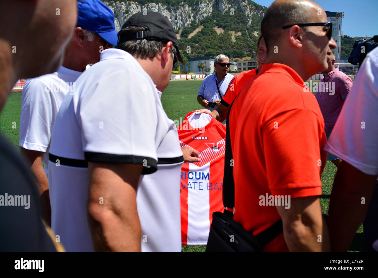 Gibraltar - 22 juin 2017 - L'Ancien et du Real Madrid Espagne international Michel Salgado a pris en charge le premier Gibraltar United FC essais jeunesse après la prise en charge du club. L'ancien international passer deux heures sous un soleil de plomb en désignant parmi les jeunes joueurs avant qu'ils ont été traités à un guest dans champion du monde, le Brésilien Robero Carlos. Crédit : Stephen Ignacio/Alamy Live News Banque D'Images