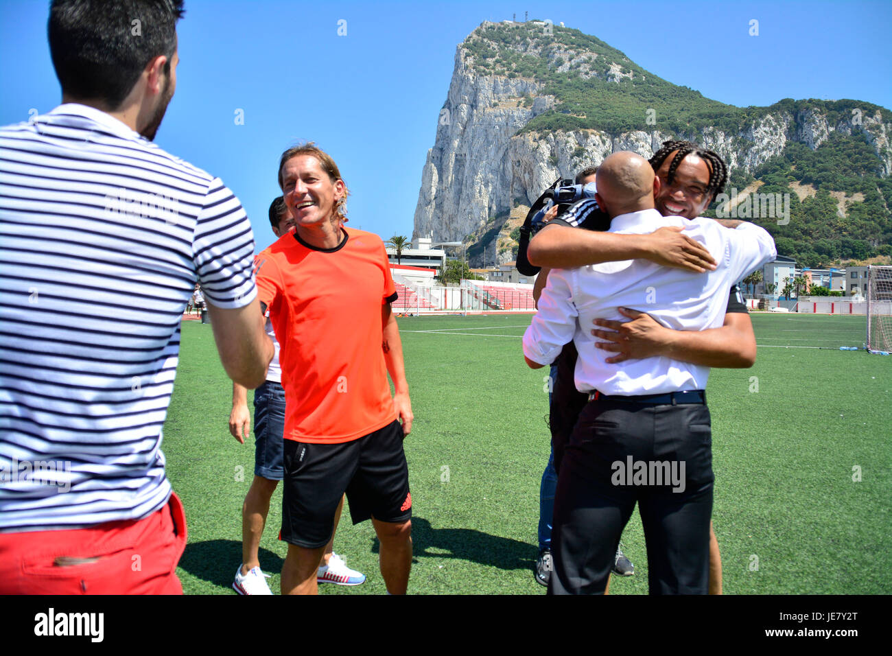 Gibraltar - 22 juin 2017 - L'Ancien et du Real Madrid Espagne international Michel Salgado a pris en charge le premier Gibraltar United FC essais jeunesse après la prise en charge du club. L'ancien international passer deux heures sous un soleil de plomb en désignant parmi les jeunes joueurs avant qu'ils ont été traités à un guest dans champion du monde, le Brésilien Robero Carlos. Crédit : Stephen Ignacio/Alamy Live News Banque D'Images
