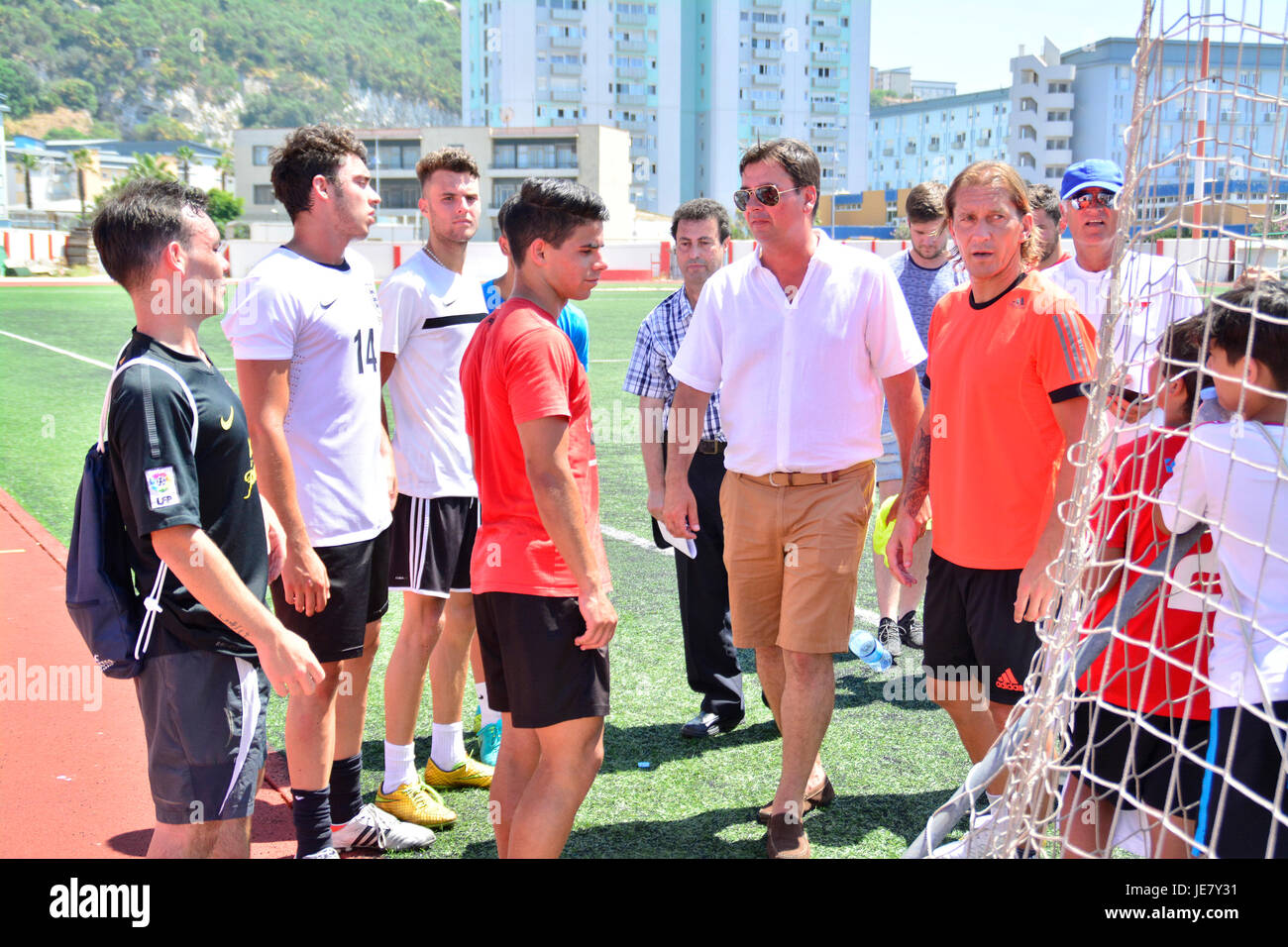 Gibraltar - 22 juin 2017 - L'Ancien et du Real Madrid Espagne international Michel Salgado a pris en charge le premier Gibraltar United FC essais jeunesse après la prise en charge du club. L'ancien international passer deux heures sous un soleil de plomb en désignant parmi les jeunes joueurs avant qu'ils ont été traités à un guest dans champion du monde, le Brésilien Robero Carlos. Crédit : Stephen Ignacio/Alamy Live News Banque D'Images
