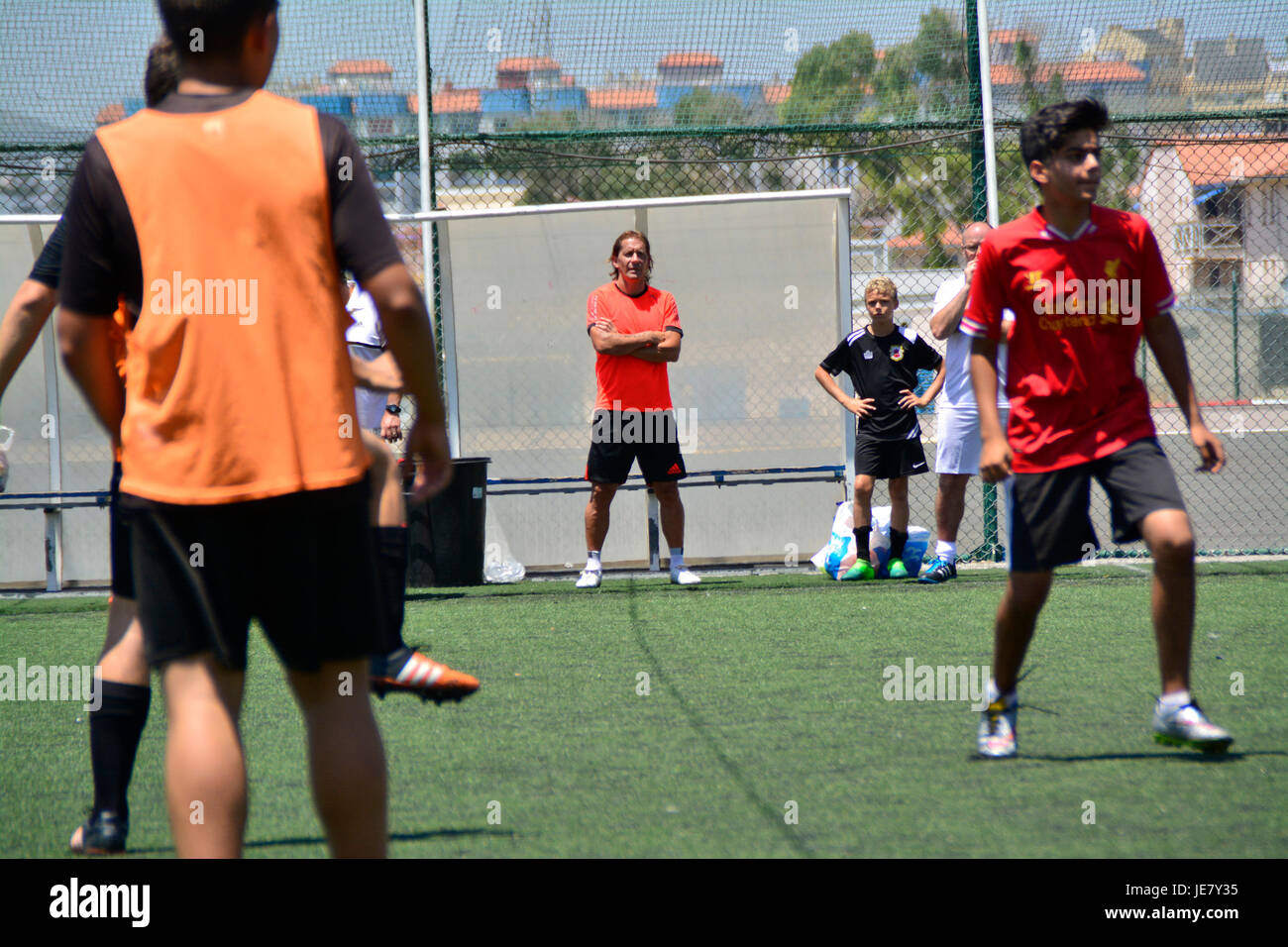 Gibraltar - 22 juin 2017 - L'Ancien et du Real Madrid Espagne international Michel Salgado a pris en charge le premier Gibraltar United FC essais jeunesse après la prise en charge du club. L'ancien international passer deux heures sous un soleil de plomb en désignant parmi les jeunes joueurs avant qu'ils ont été traités à un guest dans champion du monde, le Brésilien Robero Carlos. Crédit : Stephen Ignacio/Alamy Live News Banque D'Images