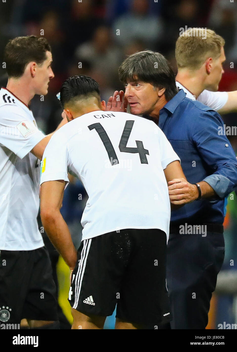 Kazan, Russie. 22 Juin, 2017. Gestionnaire de l'Allemagne Joachim Loew (R) profite d'une interruption à jouer pour donner des instructions pendant l'Emre pouvez phases de groupes de la Coupe des Confédérations de football match du groupe B entre l'Allemagne et le Chili à Kazan, Russie, 22 juin 2017. Photo : Christian Charisius/dpa/Alamy Live News Banque D'Images