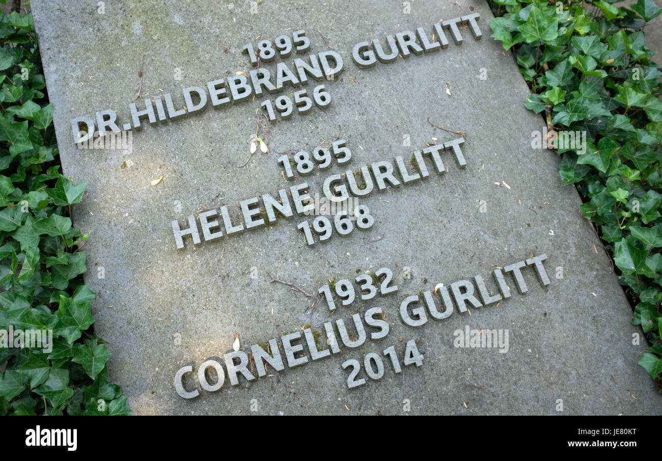 Düsseldorf, Allemagne. 22 Juin, 2017. La tombe du collectionneur d'art allemand Cornelius Gurlitt à Duesseldorf, Allemagne, 22 juin 2017. Gurlitt était le fils du marchand d'Hildebrand Gurlitt. Sa mère Hélène était un danseur. Cornelius est enterré dans le lot familial. Photo : Martin Gerten/dpa/Alamy Live News Banque D'Images