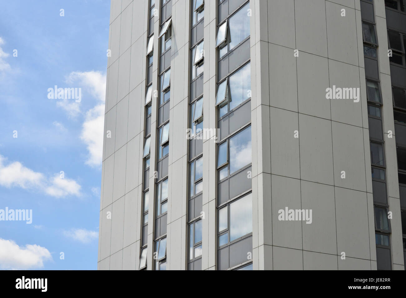 Chalk Farm, London, UK. 23 juin 2017. Chalcots estate. Après les contrôles, Camden council est de retirer immédiatement les portes de la tour de blocs de la Adelaide Road estate après l'incendie de la tour de Grenfell. Crédit : Matthieu Chattle/Alamy Live News Banque D'Images