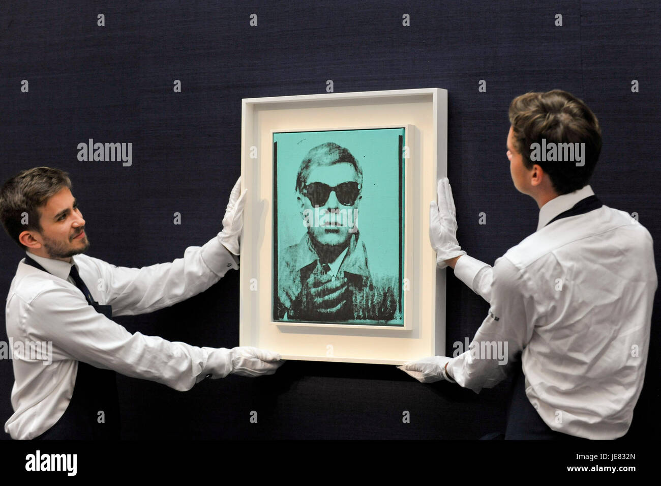 Londres, Royaume-Uni. 23 Juin, 2017. Tous les techniciens de "Portrait", 1963-1964, par Andy Warhol (estimation GBP5-7m) à l'occasion de la vente d'art contemporain de Sotheby's à New Bond Street. La vente aux enchères, qui est dominé par le Pop art, a lieu le 28 juin. Crédit : Stephen Chung/Alamy Live News Banque D'Images