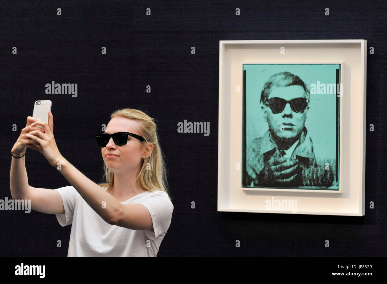 Londres, Royaume-Uni. 23 Juin, 2017. Un membre du personnel prend un 'Self-selfies avec Portrait', 1963-1964, par Andy Warhol (estimation GBP5-7m) à l'occasion de la vente d'art contemporain de Sotheby's à New Bond Street. La vente aux enchères, qui est dominé par le Pop art, a lieu le 28 juin. Crédit : Stephen Chung/Alamy Live News Banque D'Images
