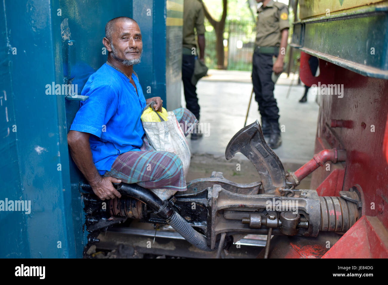 Dhaka, Bangladesh. 23 Juin, 2017. Un homme du Bangladesh a lieu entre deux compartiments d'un train bondé comme il tête sur sa ville d'origine de l'avant de la fête musulmane de l'Aïd al-Fitr, à Dhaka, au Bangladesh. Credit : SK Hasan Ali/Alamy Live News Banque D'Images