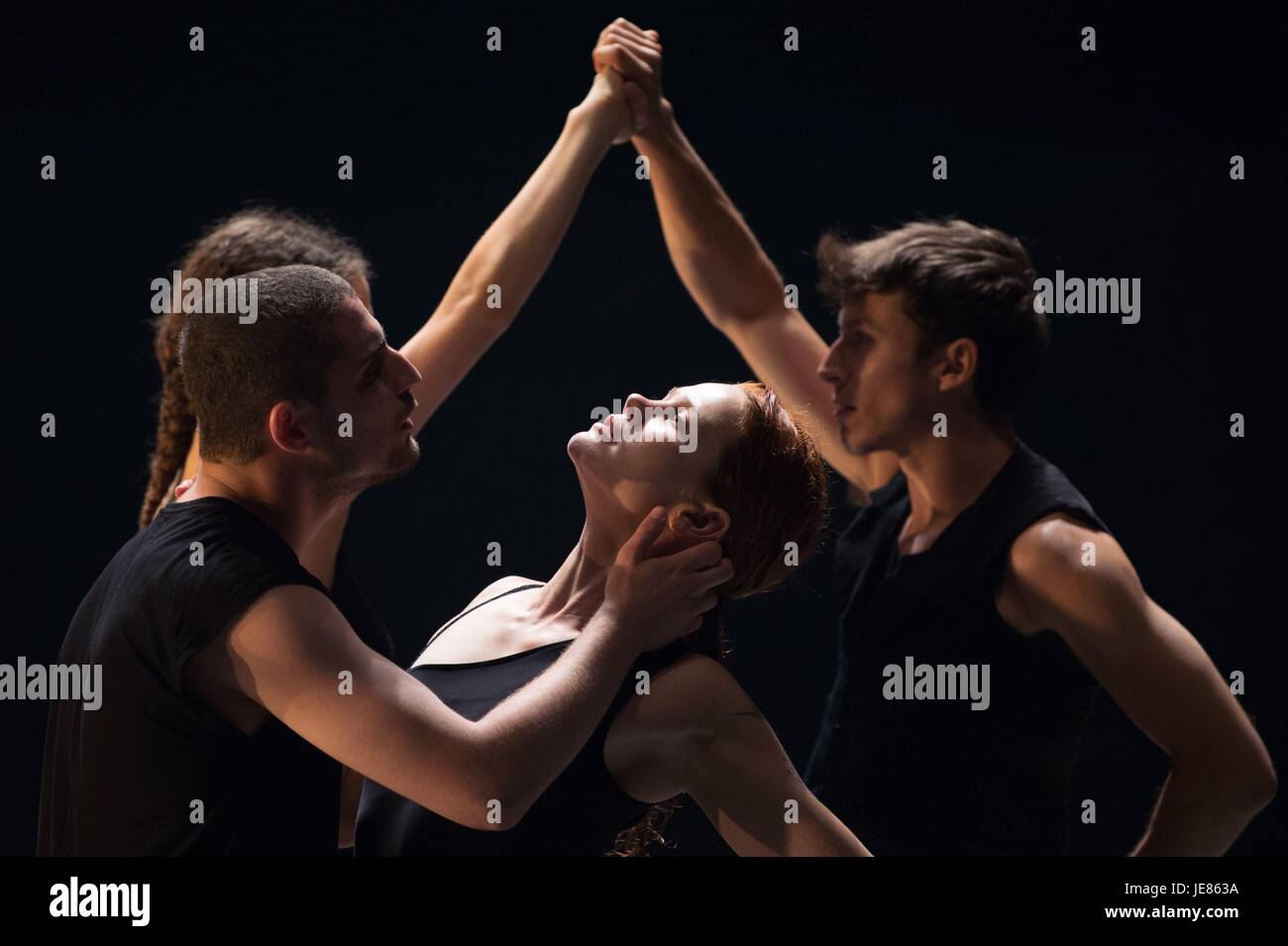 Batsheva dance company Banque de photographies et d’images à haute ...