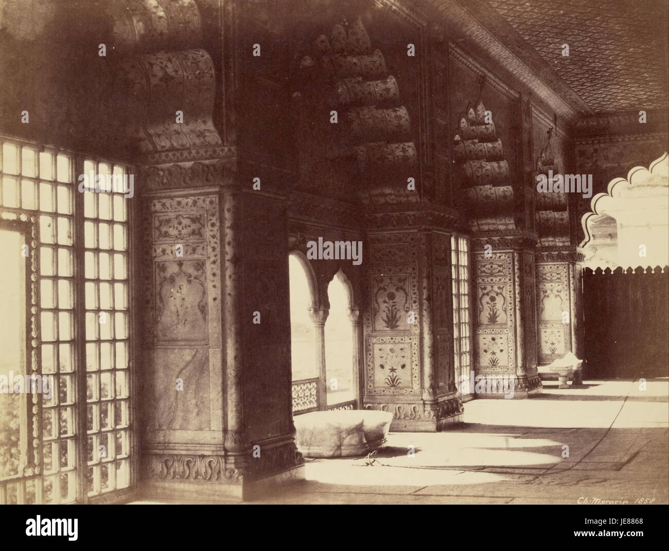 La peinture de Charles Moravia « intérieur du trône de cristal dans le Dewan-i-Khas » présente une vue ornée de la salle du trône moghol, mettant en valeur le design complexe et la beauté architecturale. Banque D'Images