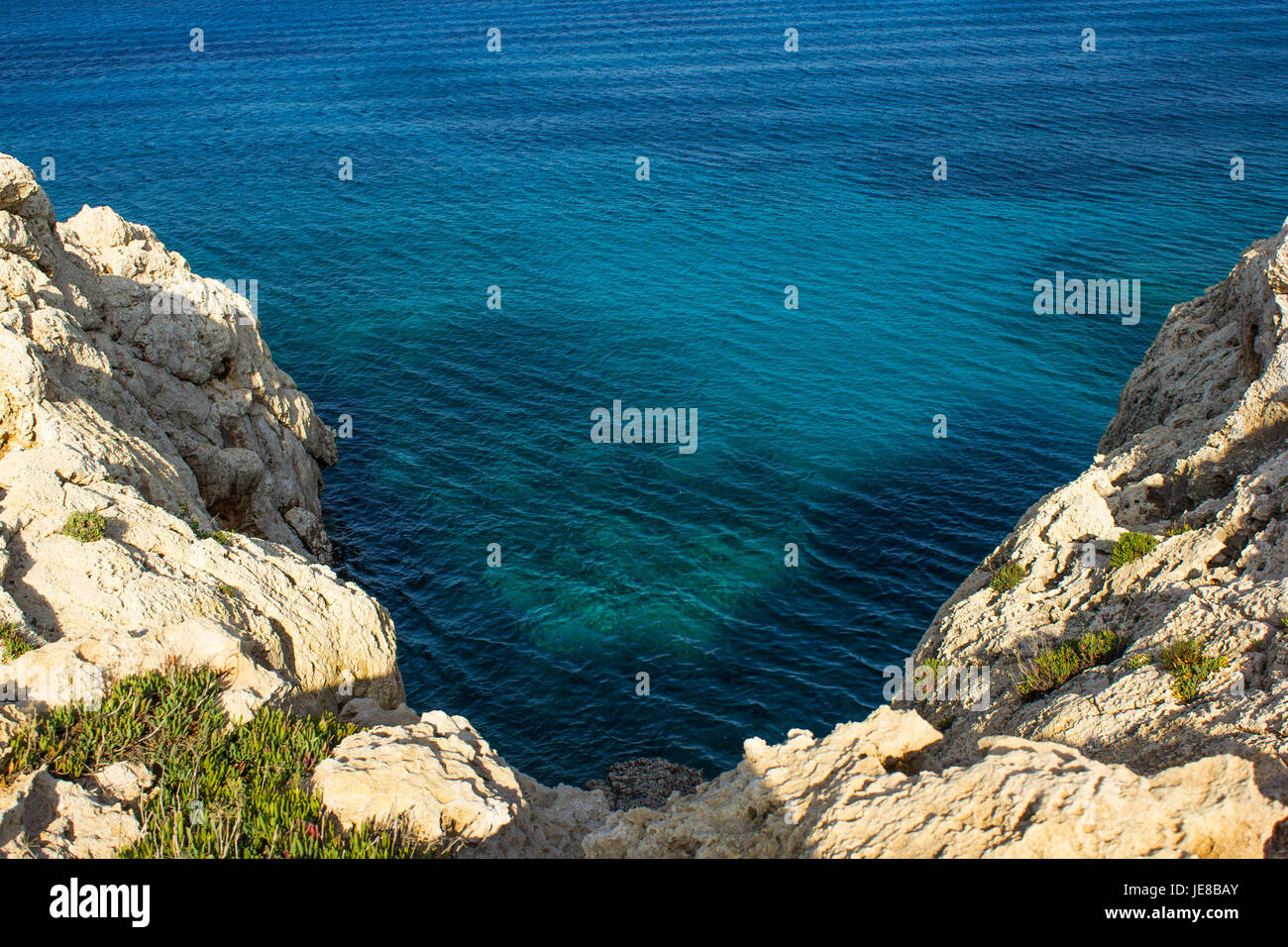 Belles Pierres, seasides ensoleillée par temps chaud, l'eau à Chypre. Banque D'Images