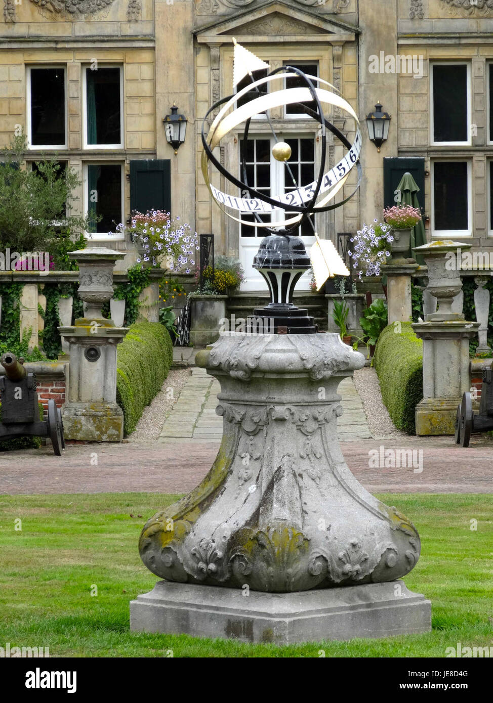 Le cadran solaire Weldam, capturé dans cette image, est une montre extérieure conçue pour utiliser la position du soleil pour projeter une ombre, indiquant l'heure de la journée. Les cadrans solaires comme celui-ci sont un moyen historique de chronométrage, largement utilisé dans les jardins et les espaces publics pendant la Renaissance et les périodes ultérieures. Le cadran solaire Weldam est à la fois un objet fonctionnel et un morceau de jardin Banque D'Images