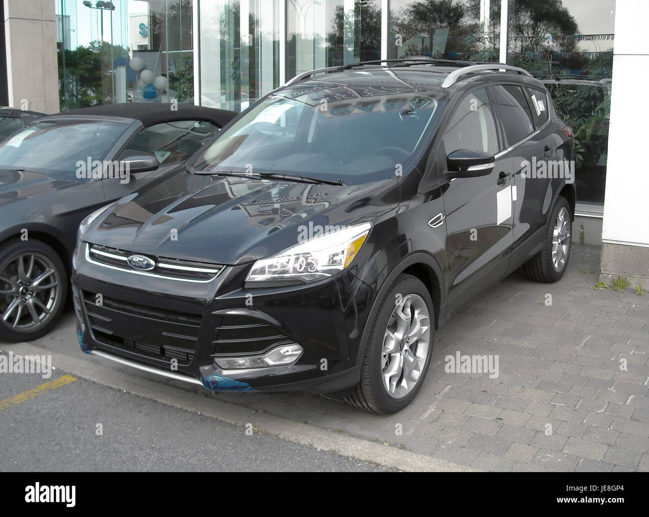 Le Ford Escape SL AWD 2013 est un VUS compact qui combine une transmission intégrale fiable et des caractéristiques pratiques. Il offre un mélange de performances et de rendement énergétique, ce qui le rend adapté à la conduite urbaine et hors route. Le modèle comprend une technologie moderne et des caractéristiques de sécurité, assurant confort et sécurité pour ses passagers. Banque D'Images