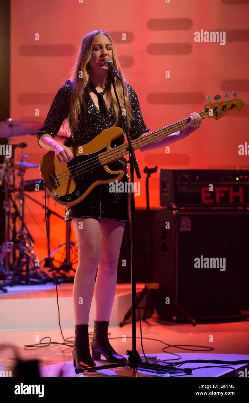 Groupe de rock américain Haim effectuer pendant le tournage de The Graham Norton Show à la London Studios, à être diffusé sur BBC One le vendredi soir. Banque D'Images