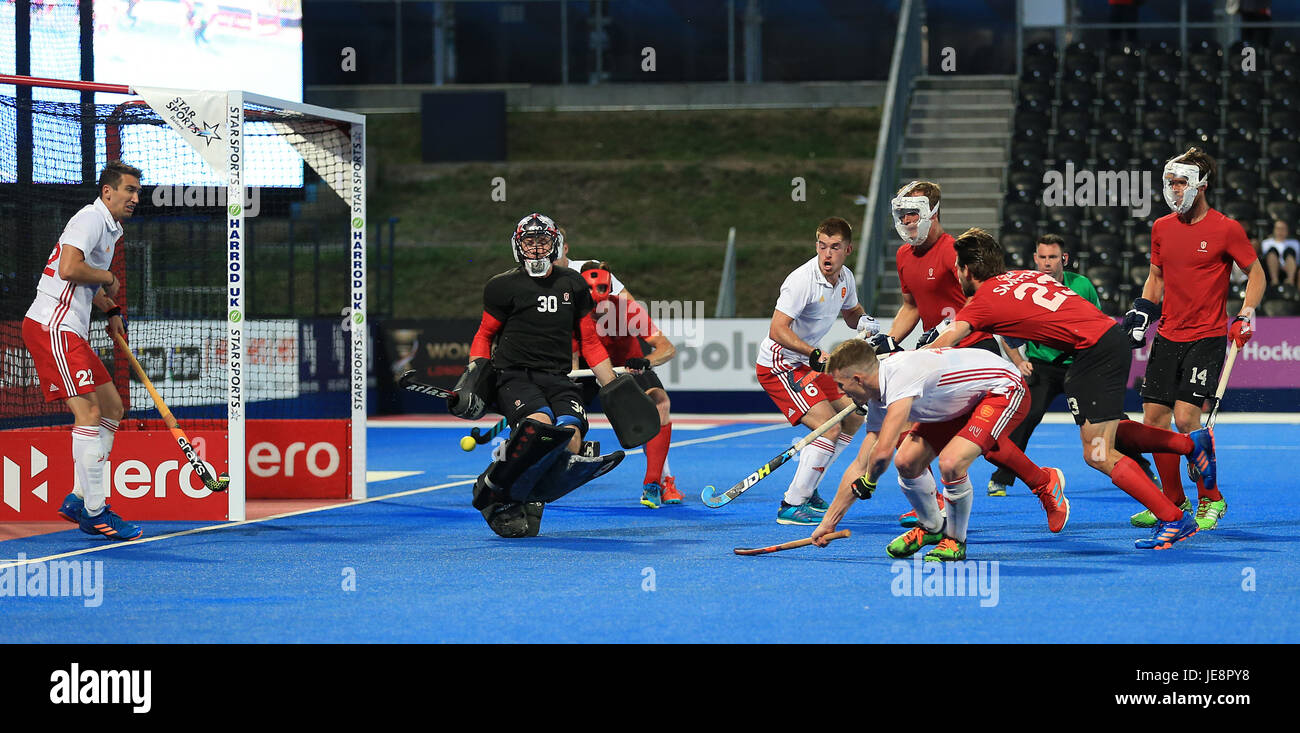 L'Angleterre Sam Ward marque son quatrième but du côté du jeu contre le Canada au cours de la Ligue de hockey du monde de match à Lee Valley Hockey Centre, Londres. Banque D'Images